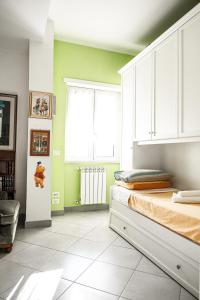 sypialnia z zielonymi ścianami, łóżkiem i oknem w obiekcie Il Forte Apartment w Rzymie