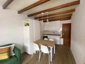 a kitchen and dining room with a table and chairs at Apartamento Vilaflor in Vilaflor