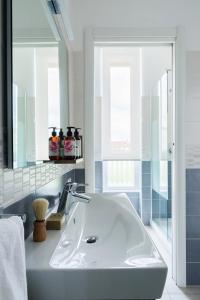 A bathroom at JOIVY Superb Flat with Home Office Még 21 kép
