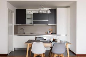 Kuchyňa alebo kuchynka v ubytovaní JOIVY Superb Flat with Home Office