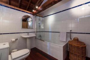 a bathroom with a toilet and a tub and a sink at Vilaflor La casita de campo in Vilaflor +18 photos