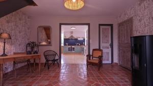 ein Wohnzimmer mit einem Tisch und Stühlen sowie eine Küche in der Unterkunft Le Moulin de la Motte in Bellenot-sous-Pouilly