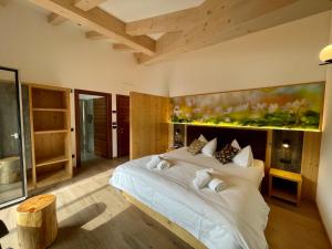 1 dormitorio con 1 cama grande y una gran pintura en la pared en Hotel Stella Alpina, en Andalo