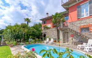 een uitzicht op een huis met een zwembad bij Amazing Apartment In Carcegna Di Miasino No With Kitchen in Pettenasco