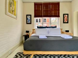 una camera da letto con un grande letto con due asciugamani di Artist's Retreat - Old Signal Box - Private Sauna a Bath