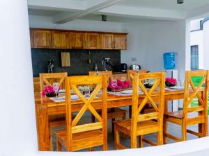 cocina con mesa de madera y sillas en homeland bro, en Dar es Salaam