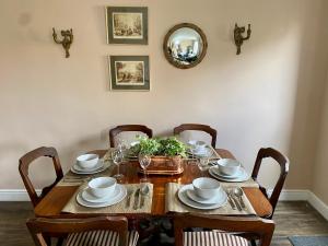 En restaurang eller annat matställe på Historic Family Cottage - Central Frome