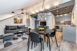 cocina y sala de estar con mesa y sillas en Jonas Mekas Alley Apartments - Jono Meko Skersvėjis, en Vilna