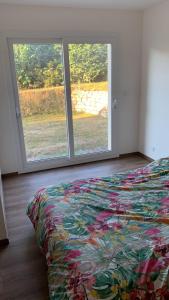 1 dormitorio con cama y ventana grande en Belle suite parentale 