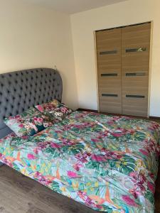 Una cama con un edredón colorido en un dormitorio en Belle suite parentale 