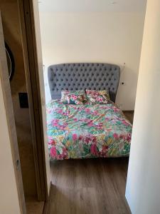 1 dormitorio con 1 cama con edredón y almohadas en Belle suite parentale 