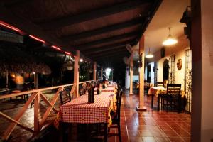 A restaurant or other place to eat at Aparta-Hotel Villa Baya