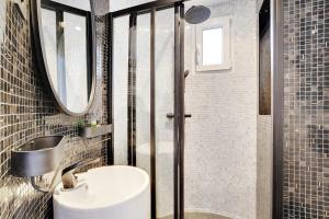 A bathroom at Magnifique appartement - 2BR - 6P - Place de l'Etoile