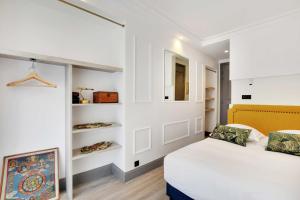 a white bedroom with a bed and a closet at Magnifique appartement - 2BR - 6P - Place de l'Etoile in Paris