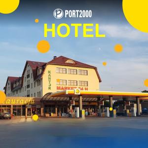 hotel z napisem na górze w obiekcie HOTEL PORT 2000 Torzym w mieście Torzym