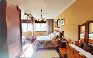 1 dormitorio con cama grande y ventana grande en Piso en Bueu a 100 metros de la playa en Bueu