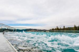 a plunge pool with waves in the water at Splendor 3 bedroom flat in Silver Mountain in Poiana Brasov