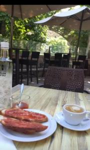 einen Tisch mit einem Teller Essen und einer Tasse Kaffee in der Unterkunft Casa de la Moneda in Segovia