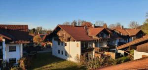 una vista aérea de un grupo de casas en Haus Bergler, en Blaichach