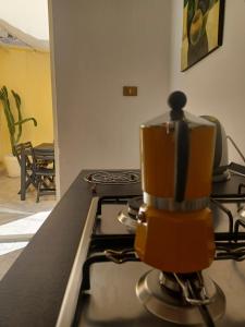 eine Kaffeemaschine auf dem Herd in der Unterkunft La casetta al mare in Palermo