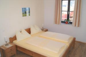 Postel nebo postele na pokoji v ubytování Ferienwohnung in ruhiger Lage, Garten - 1 SZ + 13 fotografií
