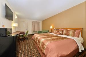 um quarto de hotel com uma cama grande e uma secretária em Americas Best Value Inn Near Downtown Nashville em Nashville