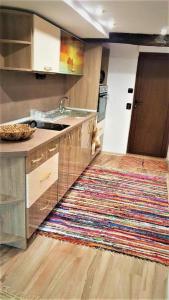una cocina con alfombra en el suelo de madera en Arts Guest House -Beautiful villa for 6 persons, en Veliko Tŭrnovo