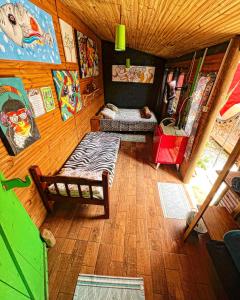 uma vista sobre um quarto com uma cama e um sofá em Hospedagem Bicho do Mato Arts em Brotas