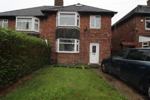 una casa con un coche aparcado delante en Clifton House, en Woodhouse