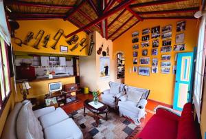 sala de estar con muebles blancos y pared amarilla en Casa Posada Maestro Carlos Aranguren, en Duitama