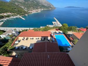 een luchtzicht op een resort met een zwembad bij Hotel Oceanis in Póros