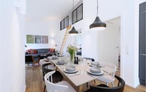 Χώρος καθιστικού στο Cozy Home In Lembruchdümmer See