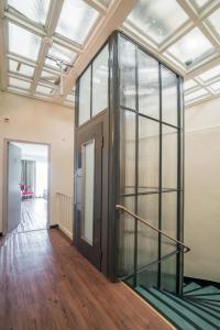 une chambre vide avec une porte en verre et un couloir dans l'établissement Hotel Montana, à Genève