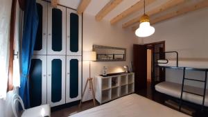 - une chambre avec un lit, des lits superposés et une lampe dans l'établissement Villa Lisa, à Duna Verde