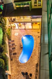 una grande piscina blu al centro di un edificio di Highlands Suites Hotel and Apartments a Kigali