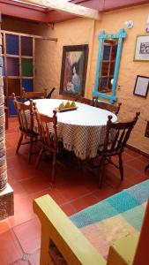 een tafel in een kamer met een tafel en stoelen bij Casa Posada Maestro Carlos Aranguren in Duitama