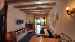 un salon avec un canapé et une table dans l'établissement Villa Lisa, à Duna Verde