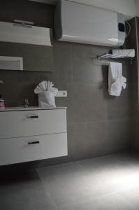 y baño con lavabo blanco y espejo. en Casa Rural Guadá, en Valle Gran Rey