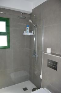 baño con ducha y puerta de cristal en Casa Rural Guadá, en Valle Gran Rey