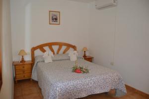 a bedroom with a bed with a flower arrangement on it at Casa Rural Guadá in Valle Gran Rey