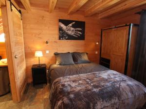 Cama ou camas em um quarto em Chalet La Toussuire, 6 pièces, 14 personnes - FR-1-417-6