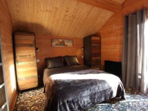 Cama ou camas em um quarto em Chalet La Toussuire, 6 pièces, 14 personnes - FR-1-417-6