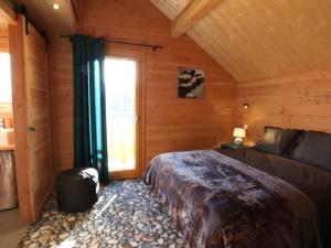 En eller flere senge i et værelse på Chalet de luxe avec piscine chauffée au pied des pistes - FR-1-417-6