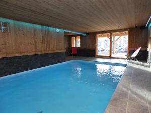 Swimmingpoolen hos eller tæt på Chalet de luxe avec piscine chauffée au pied des pistes - FR-1-417-6