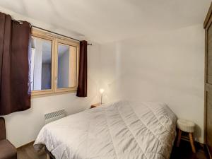 ラ・トゥッスイールにあるAppartement La Toussuire, 3 pièces, 8 personnes - FR-1-417-17のベッドルーム(白いベッド1台、窓付)