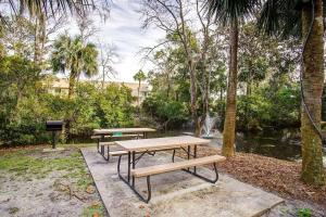 dos mesas de picnic y una parrilla en un parque en Turtle View Villa en Hilton Head Island
