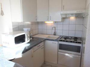 Appartement La Toussuire, 2 pièces, 5 personnes - FR-1-417-34にあるキッチンまたは簡易キッチン