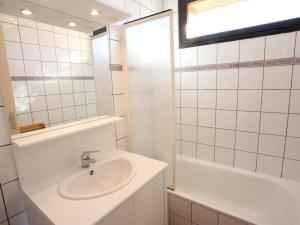 Appartement La Toussuire, 2 pièces, 5 personnes - FR-1-417-34にあるバスルーム
