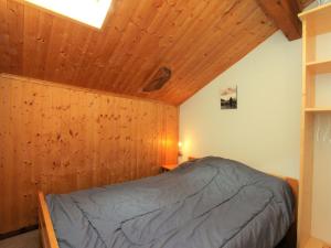 ラ・トゥッスイールにあるAppartement La Toussuire, 3 pièces, 6 personnes - FR-1-417-37の木製の天井の客室のベッド1台分です。