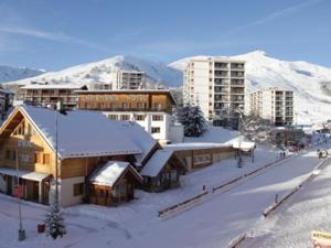ラ・トゥッスイールにあるAppartement La Toussuire, 3 pièces, 6 personnes - FR-1-417-35の雪に覆われた建物や山々のあるスキー場